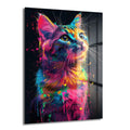 Neon Rüyası: Renkli Sıçramalarla Modern Kedi Cam Tablo, siyah fon üzerinde canlı neon pembe, mavi, sarı ve yeşil renk sıçramalarıyla oluşturulmuş, soyut ve modern bir kedi figürünü gösteren parlak 4mm temperli cam tablo.