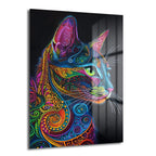Canlı Renklerin Dansı: Psychedelic Kedi Desenli Temperli Cam Tablo, siyah zemin üzerinde mor, mavi, yeşil, sarı ve pembe canlı tonlarda, modern ve soyut psychedelic kedi desenine sahip, dayanıklı temperli camdan üretilmiş dekoratif bir duvar sanatı.