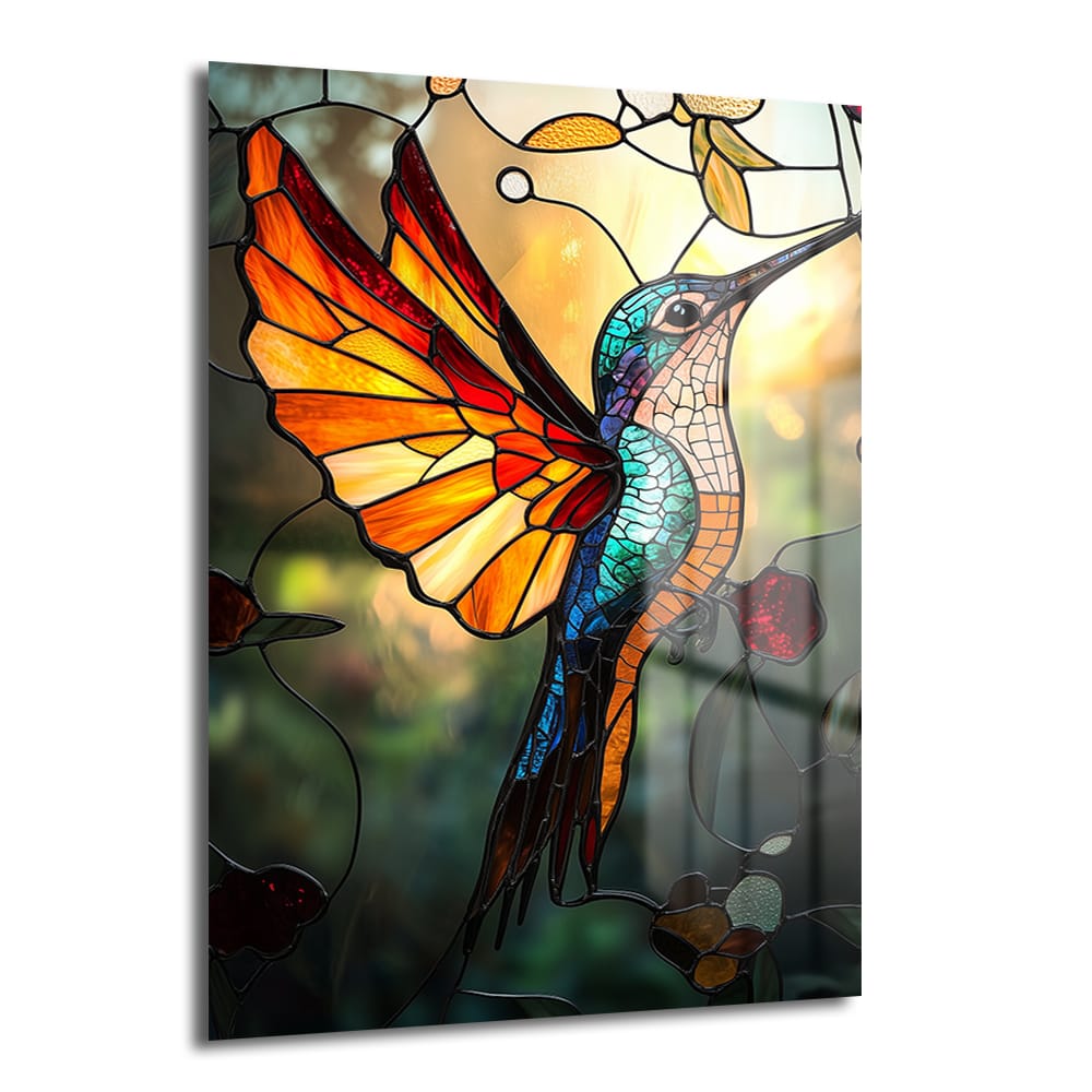 Vitray Kolibri Sanatı: Canlı Renklerle Işıldayan Temperli Cam Tablo. Turuncu, kırmızı, mavi ve yeşil tonlarında vitray tarzı bir kolibrinin yer aldığı, ışık saçan, dekoratif temperli cam duvar sanatı.