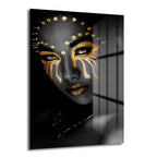 Altın Sır Perdesi: Gizemli Kadın Portresi Modern Cam Tablo, siyah ve altın renklerinde, gizemli bir kadının modern sanat tarzında işlenmiş portresini gösteren temperli cam duvar tablosu.
