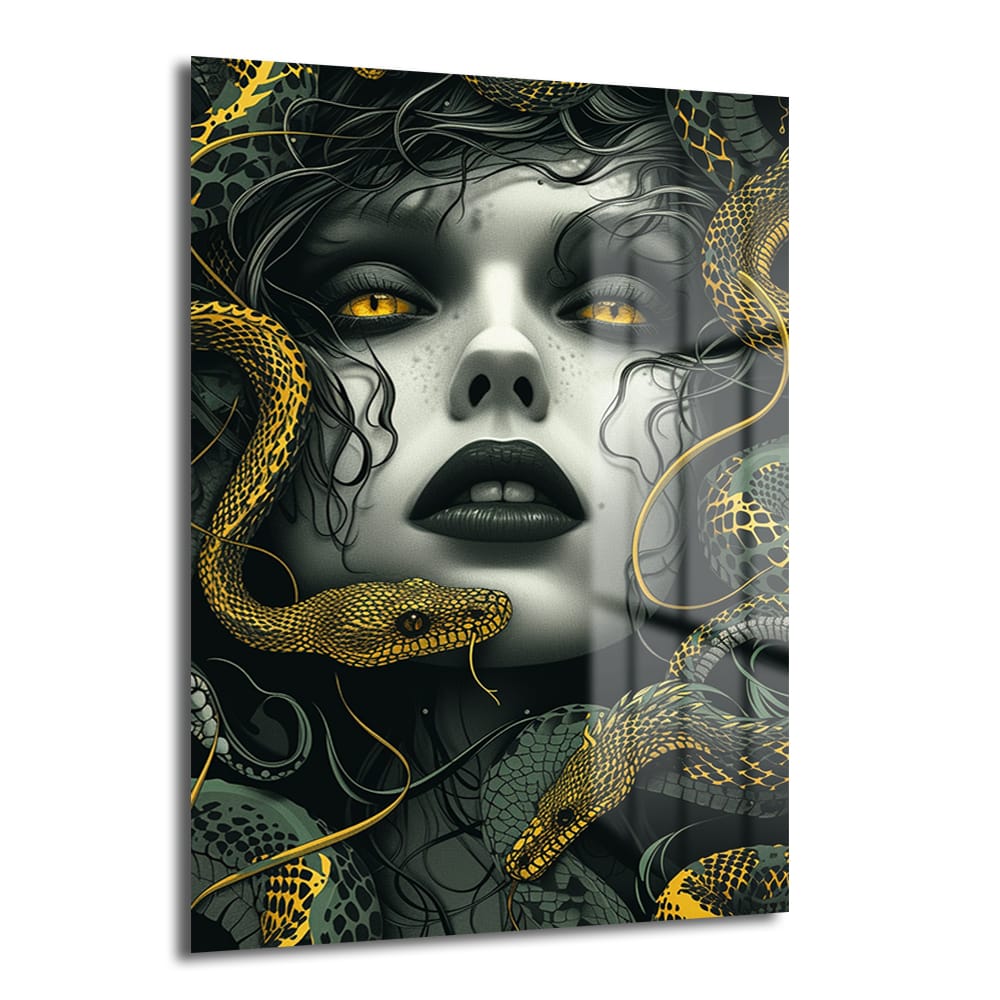 Medusa'nın Büyüleyici Bakışı: Modern Mitolojik Cam Tablo | Duvar Dekorasyonu ürünü, hipnotize edici sarı gözleri ve yılan saçlarıyla Medusa'nın siyah, beyaz ve altın tonlarında modern sanat tarzı portresini gösteren temperli cam duvar sanatı.