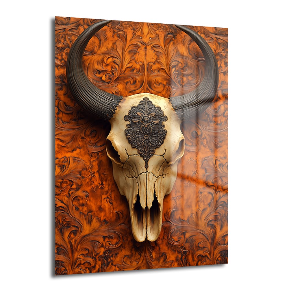 Vahşi Ruh: Bohem Western Bizon Kafatası Desenli Cam Tablo, canlı turuncu ve kahverengi tonlarında oymalı desenli arka plan üzerinde, etnik motiflerle süslenmiş heybetli bizon kafatası figürünü gösteren modern bir duvar sanatı.