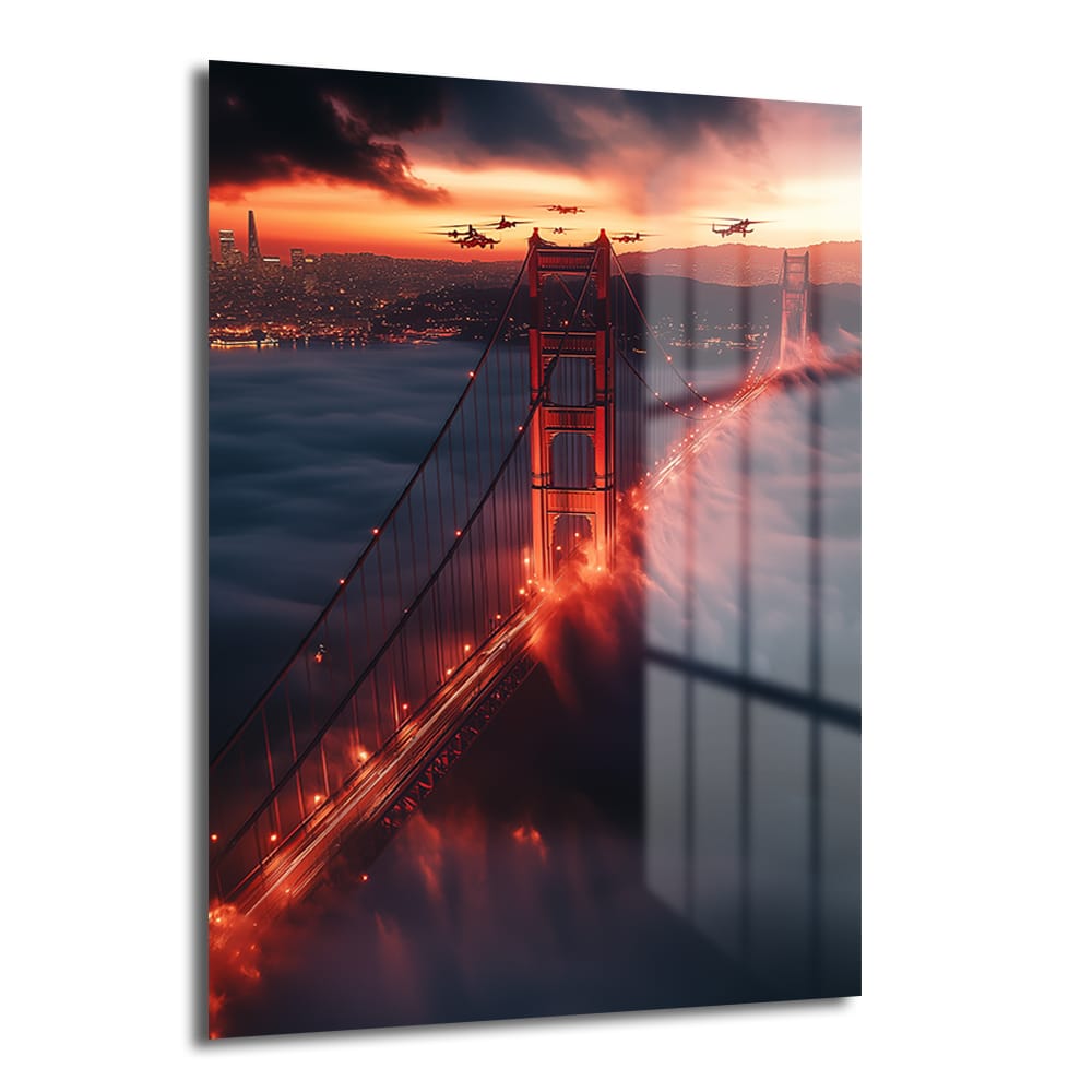 Golden Gate'in Kızıl Dansı: Fütüristik Şehir Manzarası Cam Tablo, kızıl gün batımında sisle kaplı Golden Gate Köprüsü'nü, ufukta parlayan fütüristik şehri ve gökyüzündeki drone'ları gösteren modern bir duvar sanatı.