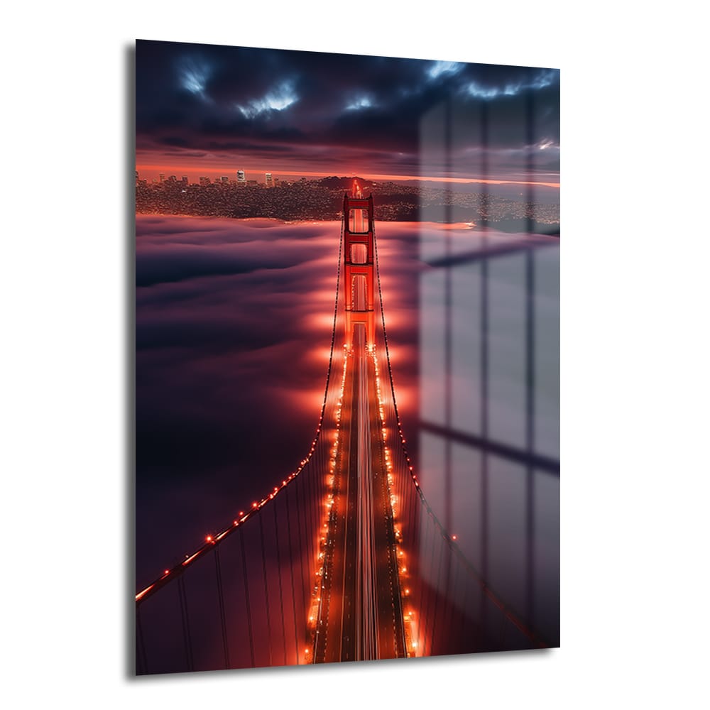 Golden Gate Sis Perdesi: Gizemli Köprü Manzarası Cam Tablo, San Francisco'daki Golden Gate Köprüsü'nün sisler içinde gün batımında çekilmiş büyüleyici bir fotoğrafını sergiliyor.