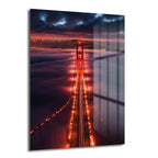 Golden Gate Sis Perdesi: Gizemli Köprü Manzarası Cam Tablo, San Francisco'daki Golden Gate Köprüsü'nün sisler içinde gün batımında çekilmiş büyüleyici bir fotoğrafını sergiliyor.