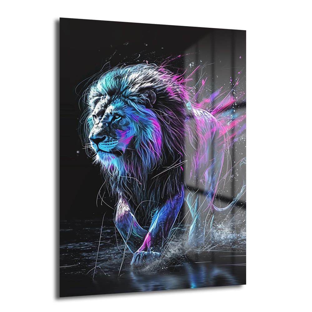 Karanlık zeminde yürüyen, mavi ve mor neon ışıklarla çevrili aslan figürünü gösteren Neon Enerjili Aslan: Modern Sanat Temperli Cam Tablo.
