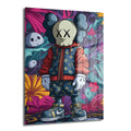 Urban Rüyalar Kaws Stili: Canlı Renkler Modern Cam Tablo, Kaws'tan ilham alan karakteri, Louis Vuitton desenli urban kıyafetler içinde, canlı pembe, mor, turkuaz, sarı egzotik çiçekler ve gizemli kafatası detaylarıyla zenginleşen modern bir sanat eserini gösteriyor.