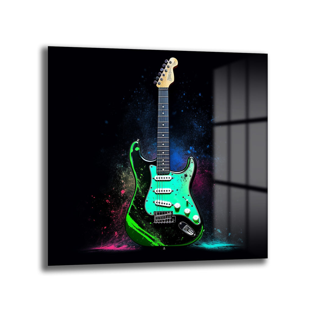 Koyu arka plan üzerinde neon yeşili ve siyah renkli, etrafında canlı pembe, mavi ve yeşil boya sıçramaları olan modern bir elektro gitarın yer aldığı cam tablo.