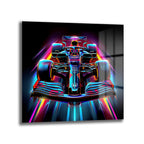 Koyu arka plan üzerinde, neon pembe, mavi, mor ve sarı ışık efektleriyle çevrili, önden görünen parlak ve detaylı bir Formula 1 yarış arabası cam tablo.