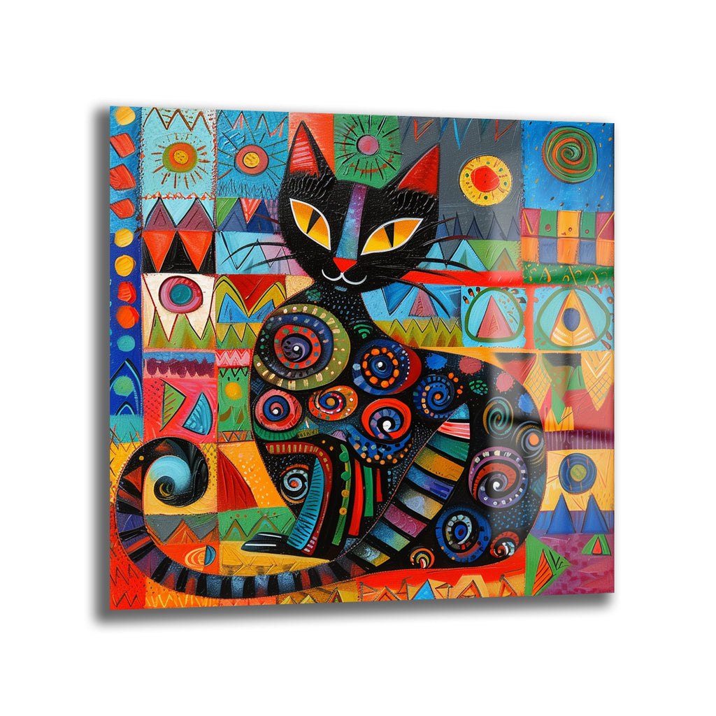 Neşeli Kedi: Canlı Renklerle Modern Sanat Cam Tablo, geometrik ve tribal desenlerle süslenmiş, kırmızı, mavi, yeşil, sarı, turuncu gibi canlı renklerde neşeli siyah kedi figürü içeren dekoratif cam duvar sanatı.