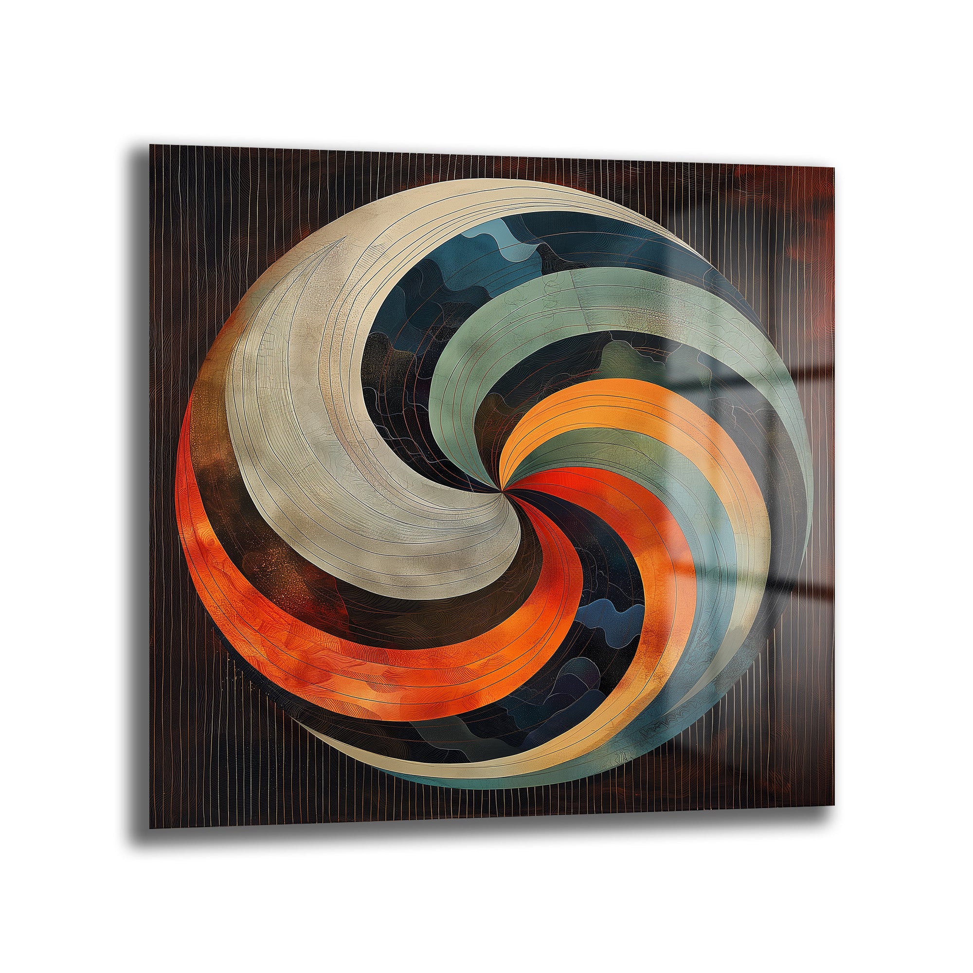 Koyu kahverengi dikey çizgili bir arka plan üzerinde, merkezden dışa doğru spiral şeklinde yayılan, turuncu, bej, koyu mavi ve mint yeşili tonlarında geometrik ve soyut bir girdap deseni oluşturan modern cam tablo.