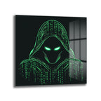 Koyu arka plan üzerinde, kapüşünlü, yeşil parlayan gözleri ve dijital matris desenleriyle oluşturulmuş bir hacker figürünün modern cam tablosu.