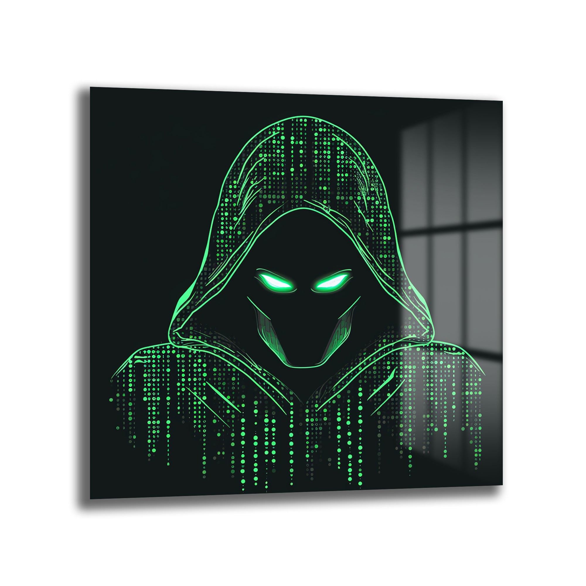 Koyu arka plan üzerinde, kapüşünlü, yeşil parlayan gözleri ve dijital matris desenleriyle oluşturulmuş bir hacker figürünün modern cam tablosu.