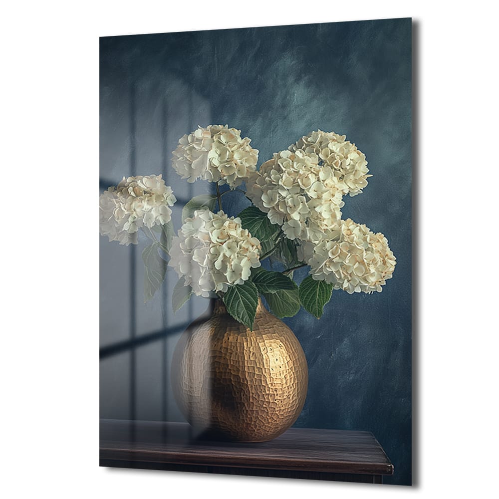 Elegansın Dokunuşu: Altın Vazoda Beyaz Hydrangea Cam Tablo